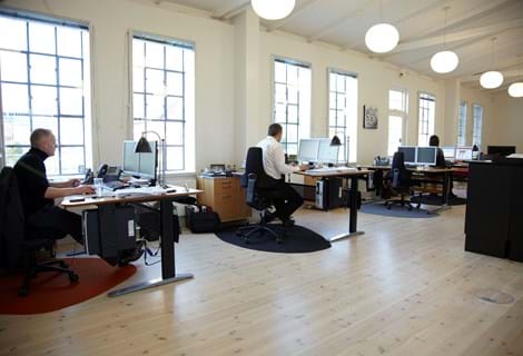 stoleunderlag i filt på kontor